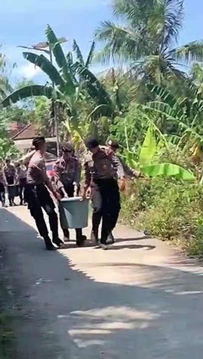 Polisi bantu warga penuhi air bersih