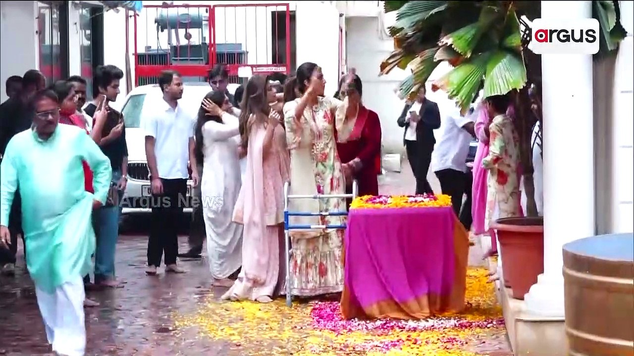Shilpa Shetty Kundra attends Ganpati Visarjan with leg injury