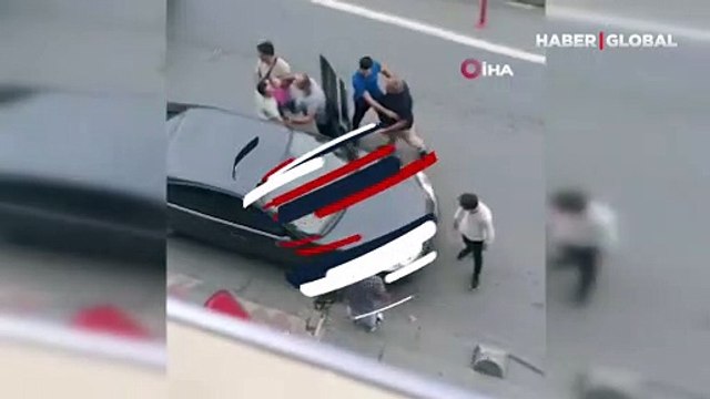 İstanbul Sultangazi'de, Burası bizim alanımız, park edemezsin diyerek, polis memurunu darbettiler!