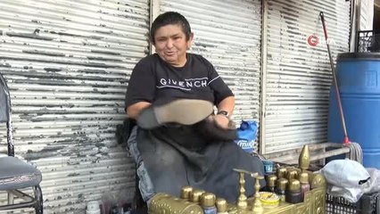 Bir metre 15 santim boyuyla yarım asırdır ayakkabı boyuyor
