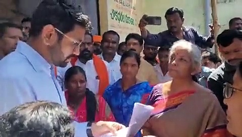 தெலங்கானா ரேஷன் கடைகளில் பிரதமர் மோடி படம் இல்லை; கலெக்டருக்கு உத்தரவிட்ட  நிர்மலா சீதாராமன்!!