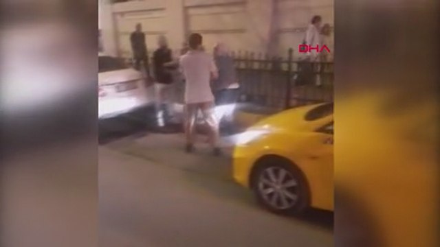 Aracına binen turisti korumak isterken dayak yedi