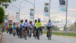 Van haberi: İranlı doğaseverler bisiklet turu ile Van Gölü'nün güzelliklerine dikkati çekiyor