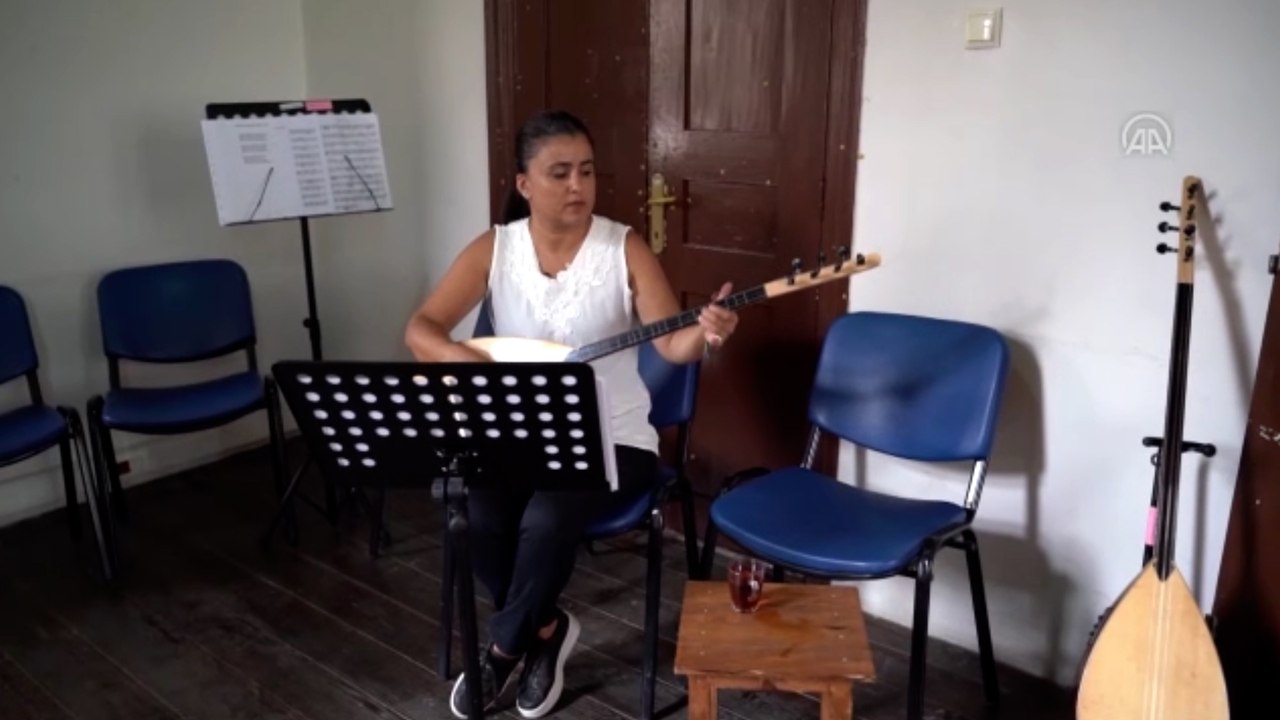 Temizlik işçisi olarak çalıştığı belediyenin Türk halk müziği solisti oldu