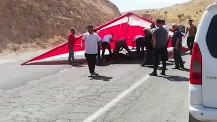 Son dakika haberleri... Yamaç paraşütü yaparken yola düşen 2 kişi öldü