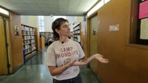 Una bibliotecaria de Oakland rescata objetos perdidos dentro de las páginas de los libros