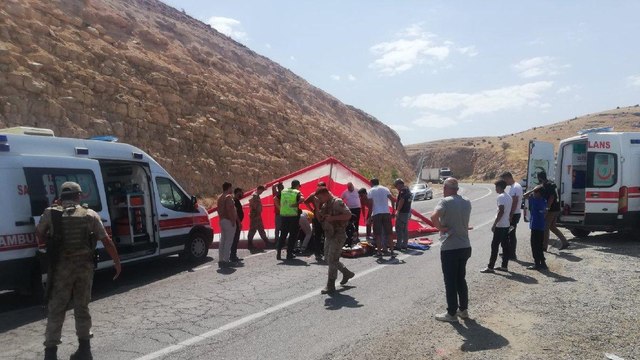 Yamaç paraşütü yapan iki kişi inişte yola düştü