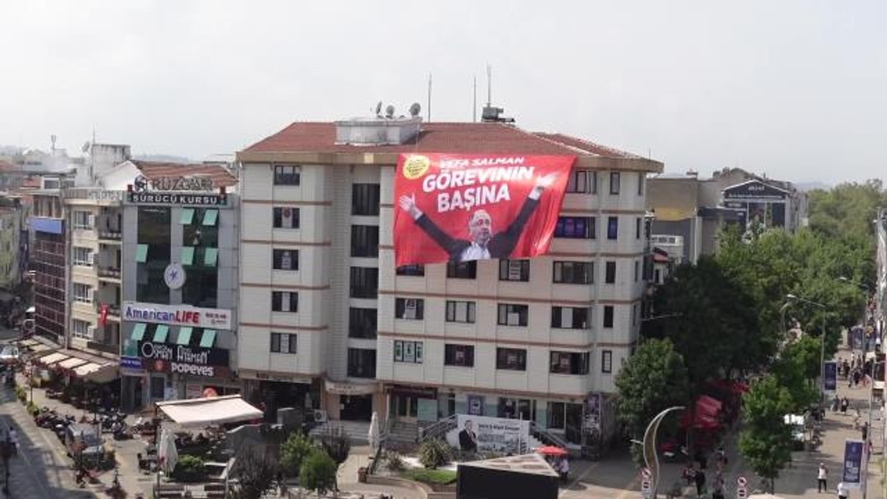 Yalova yerel haberleri... Yalova'da "Vefa Salman, Görevinin Başına" Pankartı Asıldı