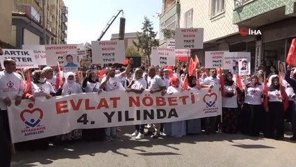 Bakan Soylu, evlat nöbetindeki ailelerle teröre lanet yürüyüşüne katıldı