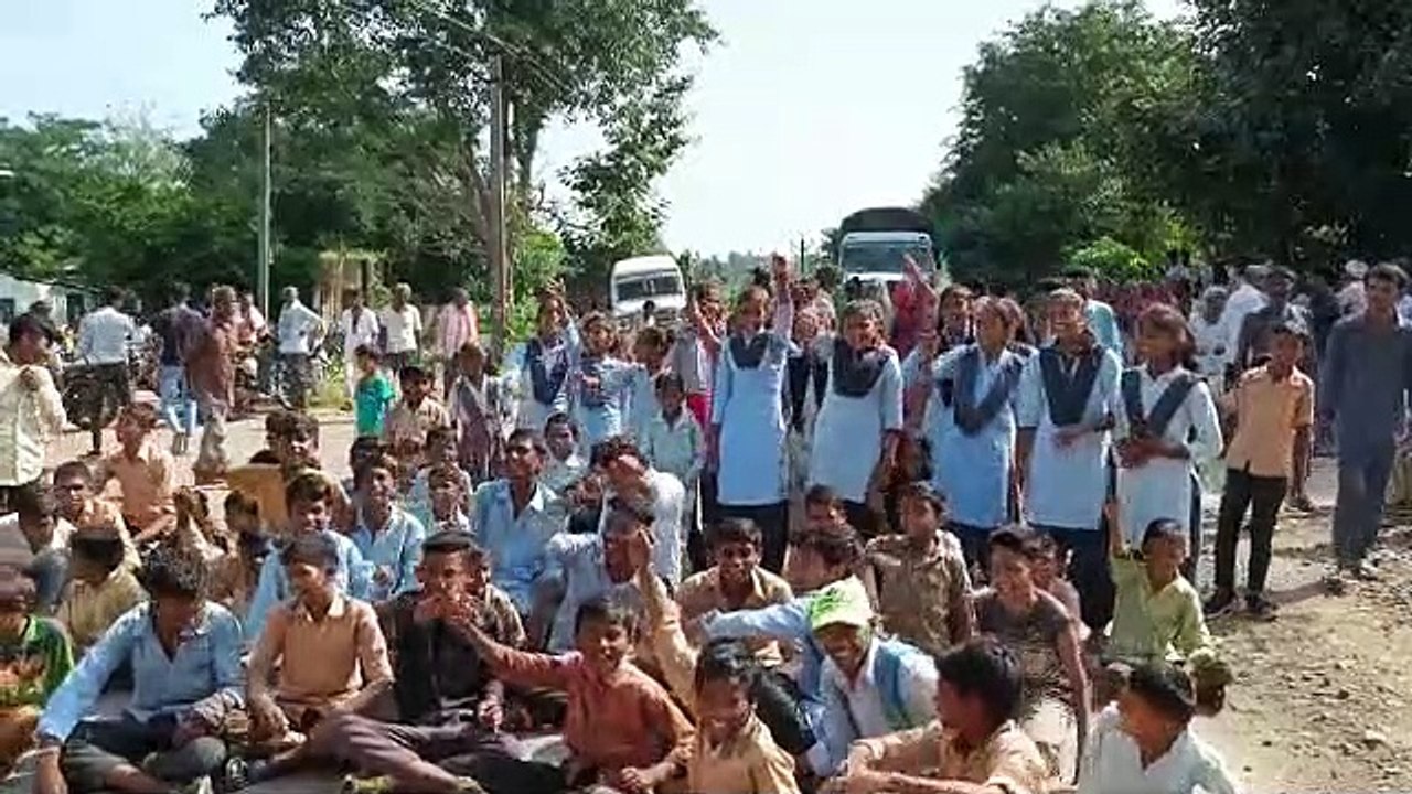 स्कूलों में शिक्षकों की कमी से रोष, तीन विद्याल...