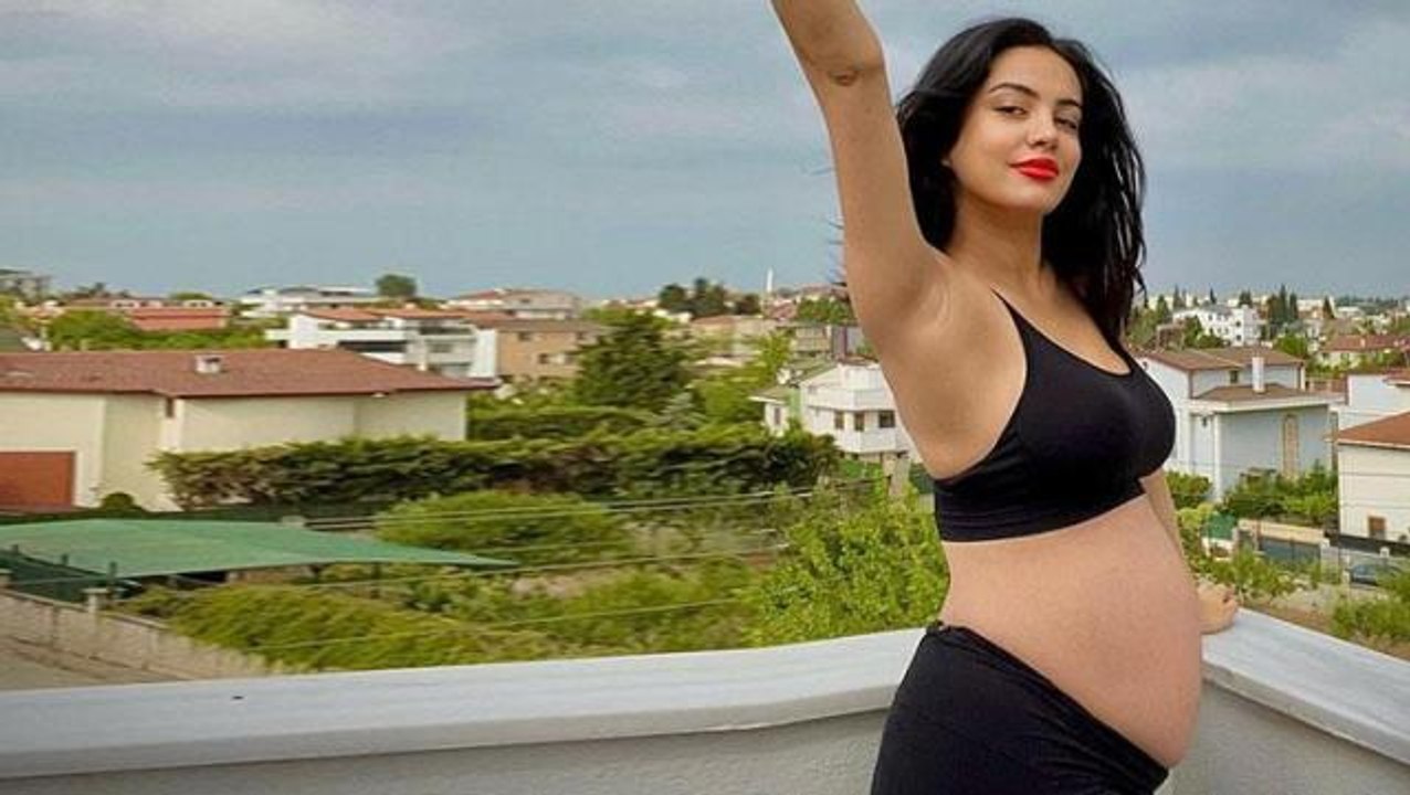 Yeni doğum yapan fenomen Ece Ronay, verdiği göğüs dekoltesiyle ortalığı  salladı
