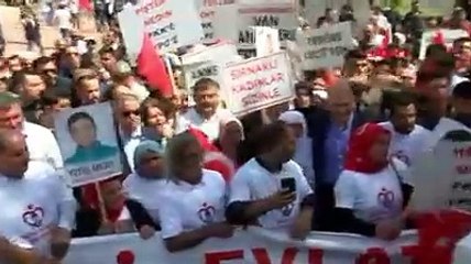 Bakan Soylu, evlat nöbetindeki ailelerle bir araya geldi