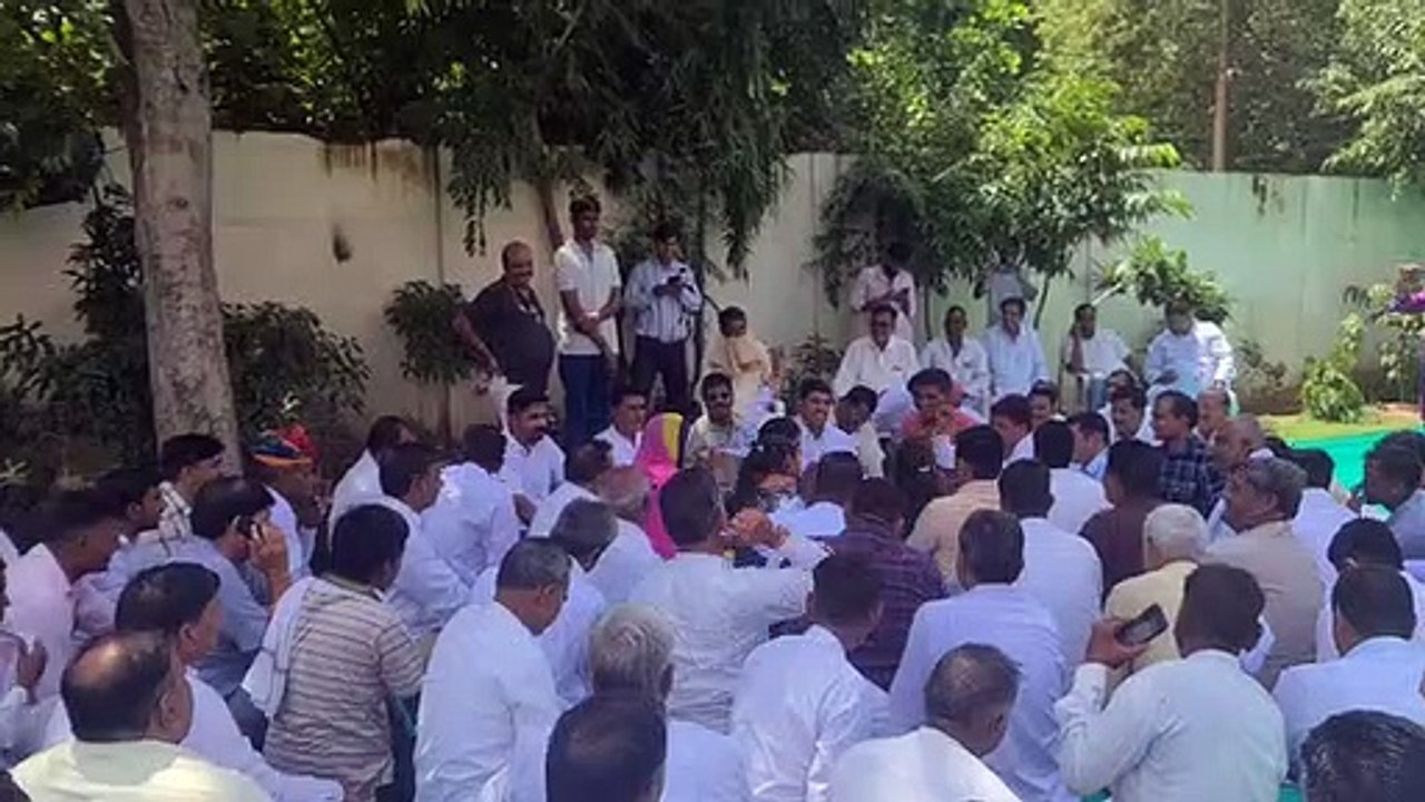 फिर बिफरे सरपंच, अब राज्य मंत्री राजेंद्र गुढ़ा के घर के बाहर शुरू किया धरना