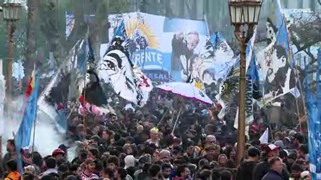 Dans une Argentine sous le choc, manifestations massives contre l'attentat de Kirchner
