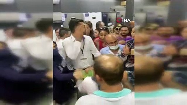 İndirimdeki fritöz için birbirlerine girdiler: Biber gazını çıkarır, dağıtırım burayı