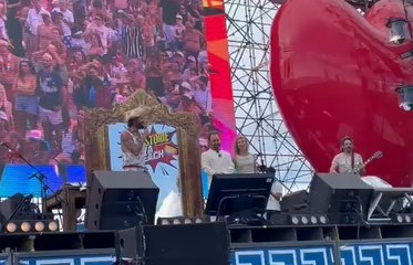 Jova Beach Party 2022, Lorenzo celebra un "matrimonio" sul palco