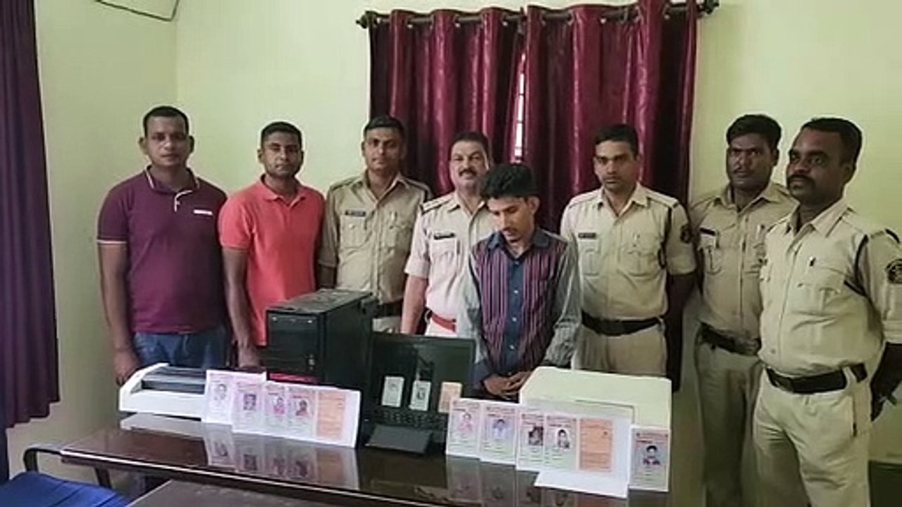 फर्जी मतदाता कार्ड बनाने के आरोप में च्वॉइस सेंट का संचालक गिरफ्तार, 74 परिचय पत्र बरामद