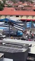 Caminhão derruba poste em carro; veja imagens