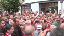 Samsun gündem haberleri... Cumhurbaşkanı Erdoğan, Samsun Büyükşehir Belediyesi önündeki vatandaşlarla sohbet etti