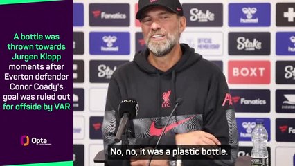 Descargar video: Klopp reacts to bottle thrown at him during Merseyside derby