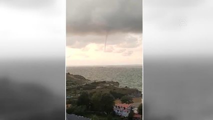 Plajın yakınında denizde hortum oluştu