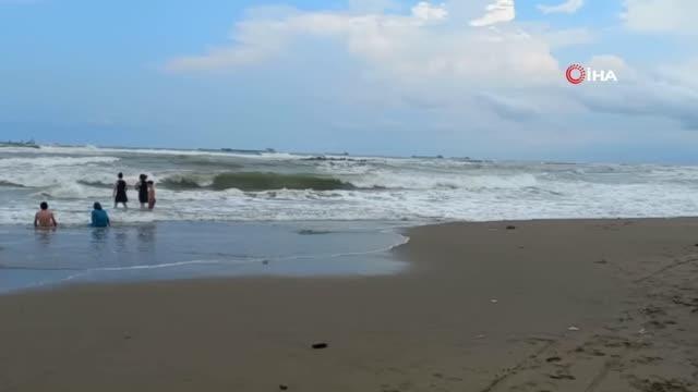 Dalgaya rağmen denize giren kadın boğulma tehlikesi geçirdi