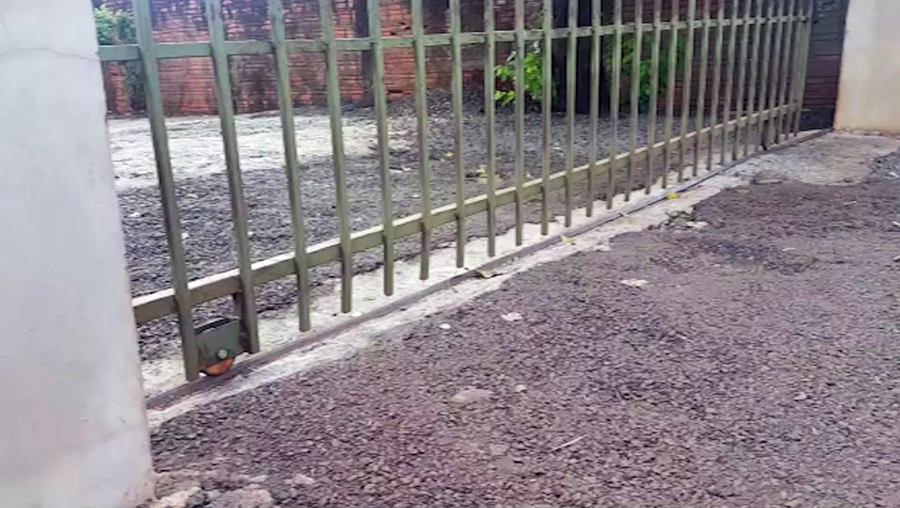 Menino de três anos é atingido por portão e socorrido pelo Siate