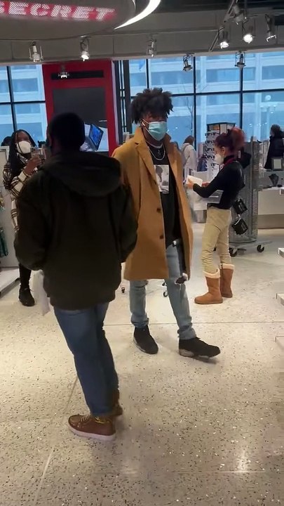 Les mamans organisent une réunion surprise pour les meilleurs amis d'enfance - Buzz Buddy