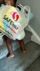 Bébé pandémique transportant des produits d'épicerie - Buzz Buddy