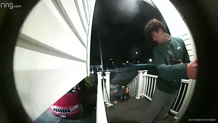 Frère s'en fiche quand sa sœur fait un faux pas - Buzz Buddy