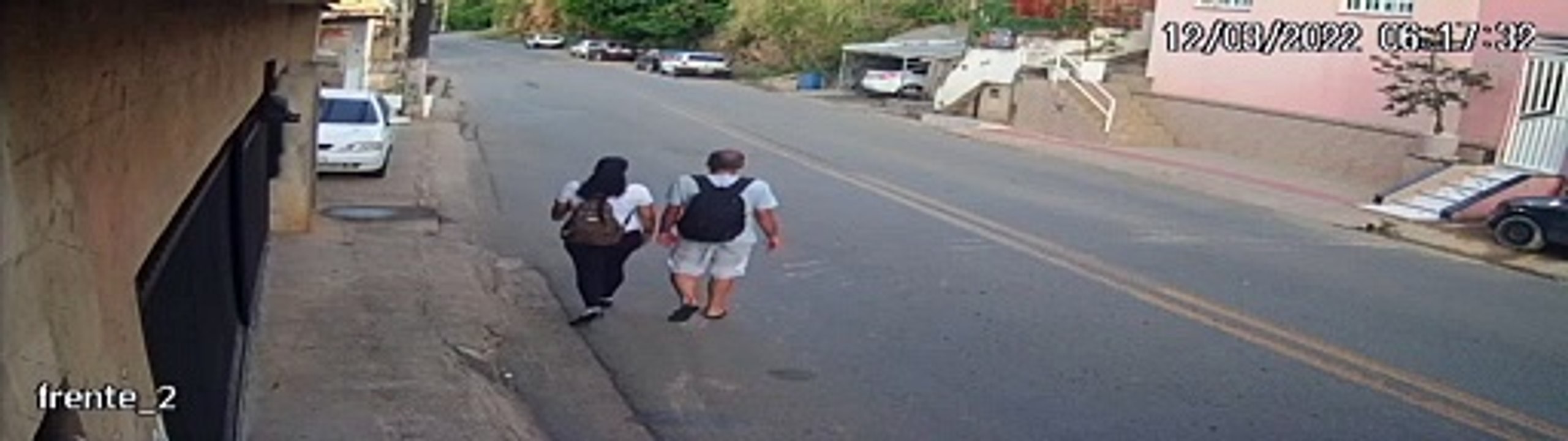 Les piétons échappent de justesse aux collisions avec une voiture - Buzz Buddy