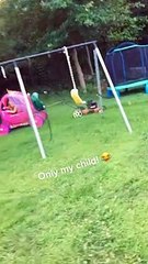 Un enfant tond la pelouse avec une petite voiture - Buzz Buddy