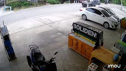 Un pneu de camion saute en renversant le stand de produit - Buzz Buddy