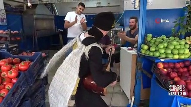 Arı adam sokak sokak gezip saz çalıp türkü söylüyor
