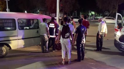 Minibüsün otomobile çarpması sonucu 3 kişi yaralandı