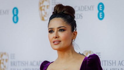 Birthday-Girl: Salma Hayek haut im roten Bikini alle um