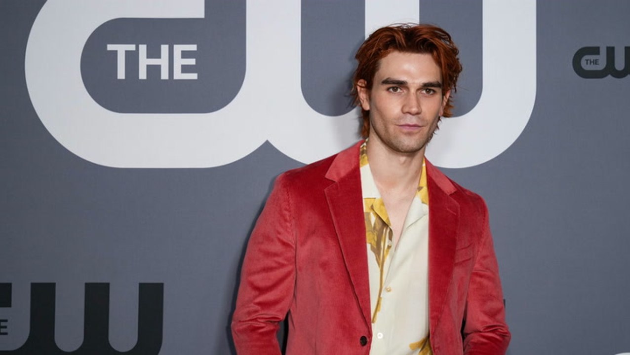 Er entstammt einem indigenen Volk: KJ Apa teilt seltene Einblicke in samoanische Zeremonie