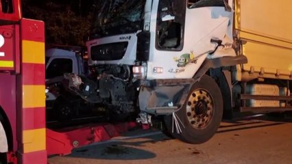 고속도로에서 화물차끼리 추돌...64살 남성 사망 / YTN