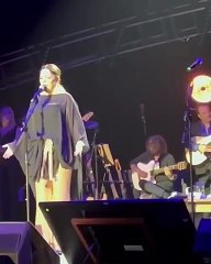 Şarkıcı İzel sahnede fenalaştı, bir anda yere yığıldı