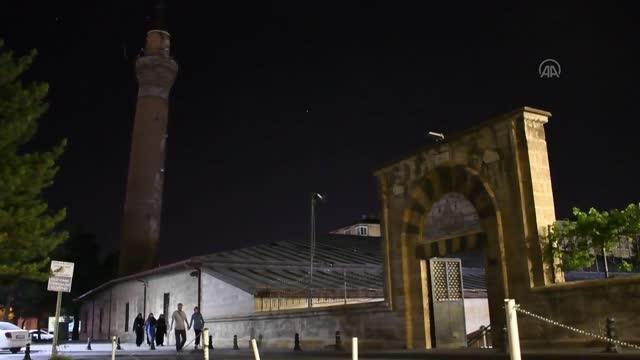 Diyanet İşleri Başkanı Erbaş, tarihi Ulu Cami'de sabah namazını kıldı