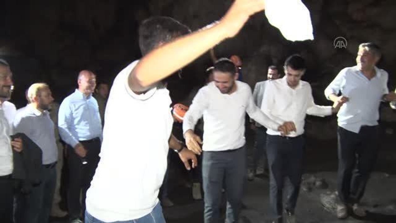 Diyarbakır gündem haberi: DİYARBAKIR - Bakan Soylu, Lice'de Bırkleyn Mağaraları gezisinde gençlerle halay çekti, türkülere eşlik etti