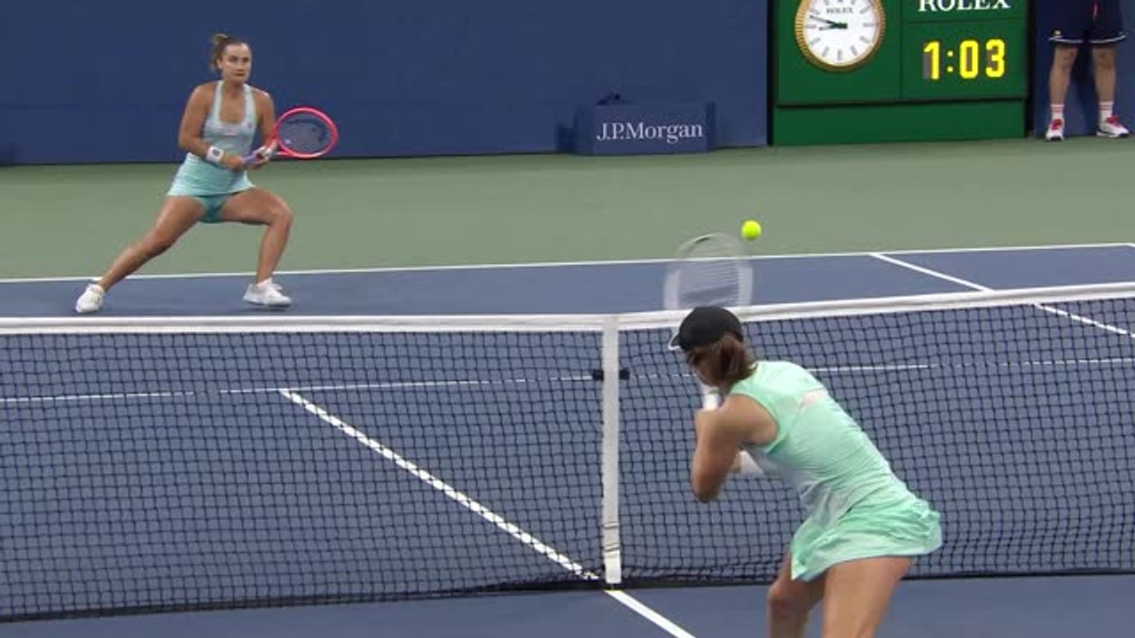 Swiatek into US Open last 16 without dropping a set