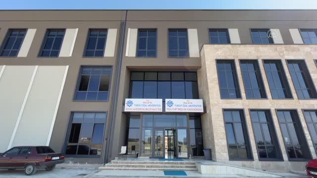 Geleneksel kumaşlardan üniversite sanayi iş birliğiyle modern kıyafetler üretiliyor