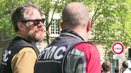 Cientos de motociclistas protestan en París contra el pago por aparcar impuesto por el Ayuntamiento