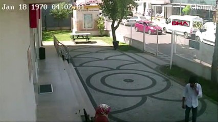 Üçlü ilişkiye hayır diyen karısını demirle dövdü