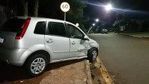 Após colisão com Scenic, Ford Fiesta roda e para na calcada, no Bairro Santa Cruz