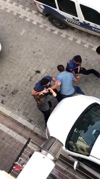 Son dakika haberleri! Adamın evi su sızdırdı diye önce komşusuna sonra polise saldırdı