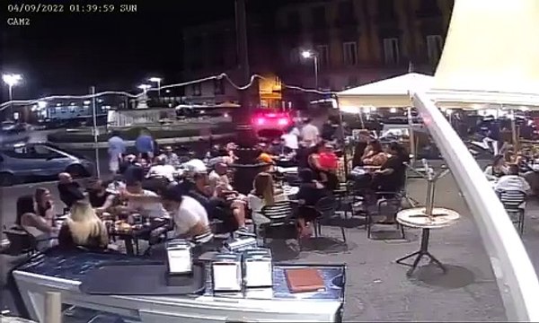 Napoli, spari contro i tavolini di un bar: il video choc