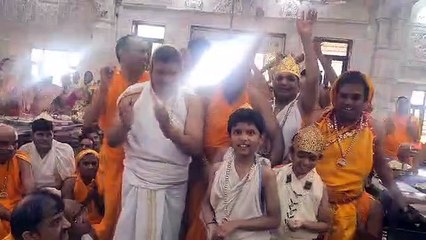 बैंड बाजों के साथ पहुंचे मंदिर, किया रिद्धी मंत्रों से अभिषेक