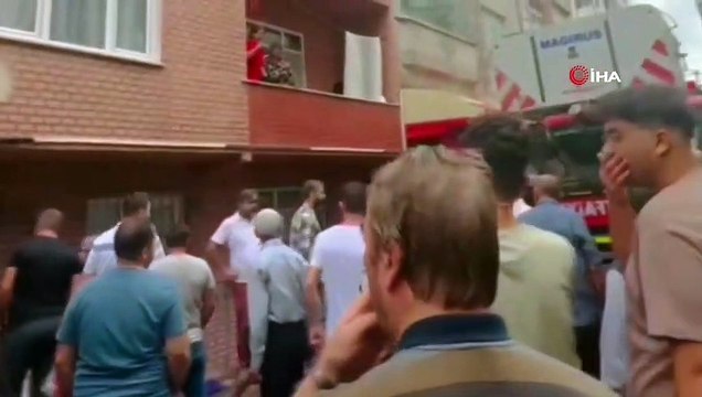 İstanbul'da korku dolu anlar! Minik çocuğunu balkondan attı